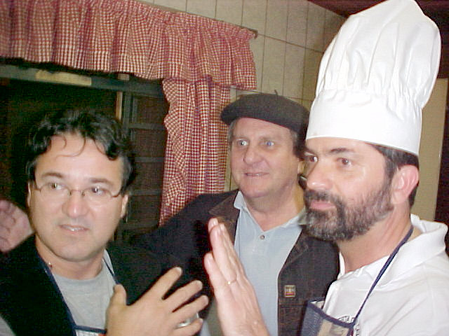 O mestre cuca Sérgio Fernando Hess de Souza (chapéu), Mauro Dorigatti (do boné) e o fotógrafo Caio Santos (óculos)